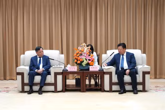 Đồng chí Nguyễn Văn Phong, Phó Bí thư Thành ủy Hà Nội và đồng chí Phương Hồng Vệ, Ủy viên Ban Thường vụ Tỉnh ủy Thiểm Tây, Bí thư Thành ủy Tây An.