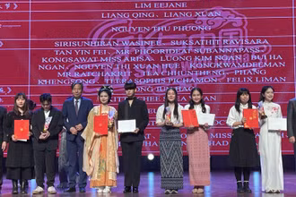 Du học sinh và sinh viên các nước Đông Nam Á được trao giải tại cuộc thi.