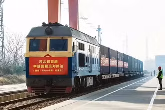 Tàu hàng từ Việt Nam cập cảng nội địa Thạch Gia Trang. (Ảnh: sjzdaily.com.cn)