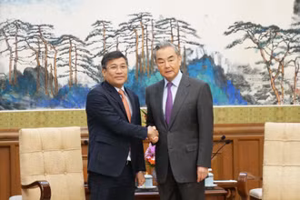 Thứ trưởng Thường trực Bộ Ngoại giao Nguyễn Minh Vũ và Ủy viên Bộ Chính trị, Chủ nhiệm Văn phòng Ủy ban công tác đối ngoại Trung ương, Bộ trưởng Ngoại giao Trung Quốc Vương Nghị.