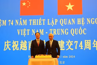 Đại sứ Phạm Sao Mai (phải) và Thứ trưởng Ngoại giao Trung Quốc Mã Triều Húc tại lễ kỷ niệm. (Ảnh: HỮU HƯNG)