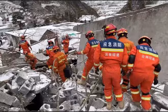 Lực lượng chức năng đang tìm kiếm, cứu hộ. (Ảnh: people.com.cn)