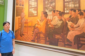 Ông Nguyễn Duy Phóng xúc động khi thăm di tích trụ sở Hội Việt Nam Cách mạng Thanh niên ở Quảng Châu, Trung Quốc.