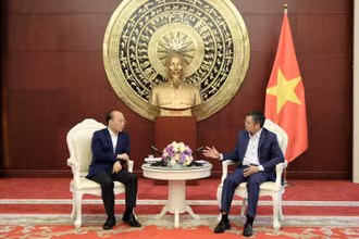 Đại sứ Phạm Thanh Bình (bên phải) và Phó Chủ tịch Khu tự trị dân tộc Choang Quảng Tây Liêu Phẩm Hổ.