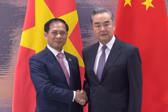 Bộ trưởng Ngoại giao Bùi Thanh Sơn và Bộ trưởng Ngoại giao Trung Quốc Vương Nghị.