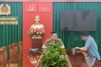 Cơ quan Công an làm việc với trường hợp vi phạm.