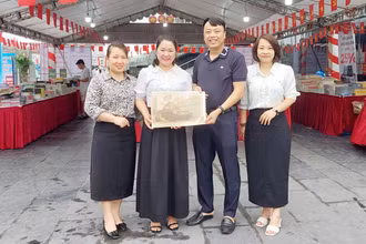 Đại diện Văn phòng Báo Nhân Dân tại Quảng Ninh tặng phụ san đặc biệt "Chiến dịch Hồ Chí Minh" cho bạn đọc.