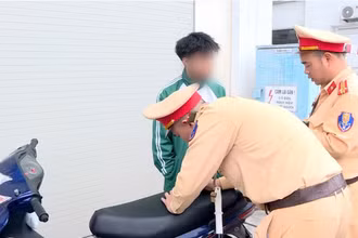 Lực lượng Cảnh sát giao thông xử lý 1 trường hợp vi phạm về trật tự an toàn giao thông.