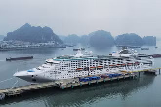 Tàu Pacific World cập cảng tàu khách quốc tế Hạ Long.