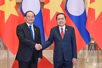 Chủ tịch Quốc hội Trần Thanh Mẫn và Thủ tướng Lào Sonexay Siphandone.