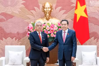 Chủ tịch Quốc hội Trần Thanh Mẫn và Phó Chủ tịch Quốc hội, Chủ tịch Ủy ban Hòa bình và Đoàn kết Lào Sommad Pholsena chụp ảnh lưu niệm với đại biểu hai nước tại cuộc tiếp.