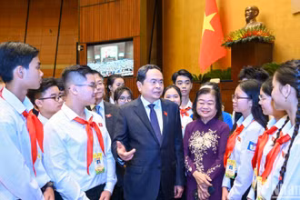Chủ tịch Quốc hội Trần Thanh Mẫn trao đổi với các đại biểu dự Phiên họp giả định “Quốc hội trẻ em”.