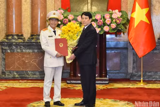 Chủ tịch nước Lương Cường trao Quyết định thăng cấp bậc hàm Thượng tướng cho đồng chí Lê Quốc Hùng.