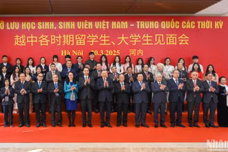 Tổng Bí thư Tô Lâm, Đại sứ Trung Quốc Hà Vĩ cùng các đồng chí lãnh đạo Đảng, Nhà nước và các đại biểu tại cuộc gặp gỡ. 