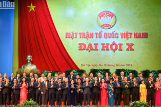 Đoàn Chủ tịch Ủy ban Trung ương Mặt trận Tổ quốc Việt Nam khóa X, nhiệm kỳ 2024-2029 ra mắt Đại hội.