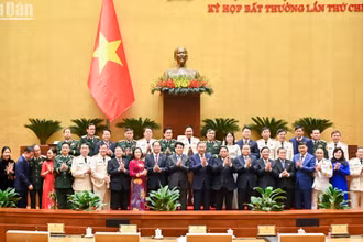 Các đồng chí lãnh đạo Đảng, Nhà nước với các đại biểu tại phiên họp. 