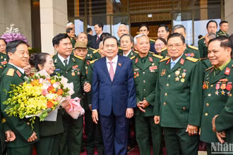 Chủ tịch Quốc hội Trần Thanh Mẫn với Đoàn đại biểu người có công Trung đoàn 271 Quân khu Trị Thiên.