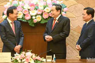 Chủ tịch Quốc hội Trần Thanh Mẫn trao đổi với lãnh đạo tỉnh Bắc Ninh và lãnh đạo Tổ hợp Samsung Việt Nam. 