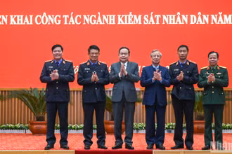 Chủ tịch Quốc hội Trần Thanh Mẫn, nguyên Thường trực Ban Bí thư Trần Quốc Vượng với lãnh đạo Viện Kiểm sát nhân dân tối cao.