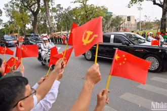 Đoàn xe chở Tổng Bí thư, Chủ tịch Trung Quốc Tập Cận Bình di chuyển trên các tuyến đường trong sự chào đón nồng nhiệt của nhân dân Thủ đô. Đoàn xe chở Tổng Bí thư, Chủ tịch Trung Quốc Tập Cận Bình di chuyển trên các tuyến đường trong sự chào đón nồng nhiệt của nhân dân Thủ đô.