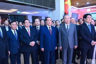 Tổng Bí thư Tô Lâm, Chủ tịch nước Lương Cường, Thủ tướng Phạm Minh Chính, Chủ tịch Quốc hội Trần Thanh Mẫn cùng các đồng chí lãnh đạo Đảng, Nhà nước tham quan gian trưng bày các sản phẩm khoa học công nghệ.