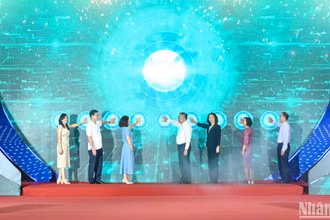 Các đại biểu thực hiện nghi thức khai mạc Festival Phở 2025 "Tinh hoa phở Việt - Di sản trong kỷ nguyên số".