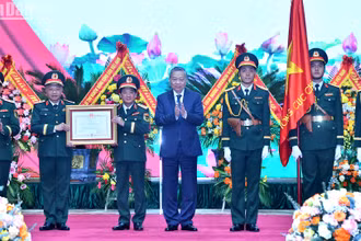 Tổng Bí thư Tô Lâm trao Huân chương Độc lập hạng Nhất tặng Tổng cục Chính trị Quân đội nhân dân Việt Nam.