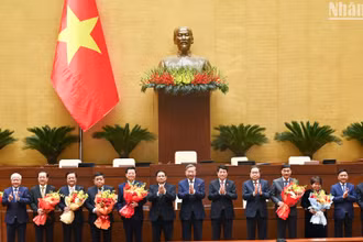 Tổng Bí thư Tô Lâm, Chủ tịch nước Lương Cường, Thủ tướng Phạm Minh Chính, Chủ tịch Quốc hội Trần Thanh Mẫn và các đồng chí lãnh đạo Đảng, Nhà nước tặng hoa các đồng chí được bầu và miễn nhiệm.