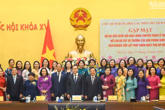 Chủ tịch Quốc hội Trần Thanh Mẫn, các Phó Chủ tịch Quốc hội chụp ảnh lưu niệm với các nữ đại biểu.