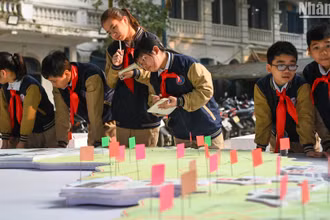 Trong ngày thứ hai mở cửa, Triển lãm tương tác “Những trận đánh nổi tiếng, những vị tướng tài danh” tại Trụ sở Báo Nhân Dân (71 Hàng Trống, Hà Nội) đã thu hút học sinh các trường đến tìm hiểu về lịch sử Quân đội nhân dân Việt Nam.