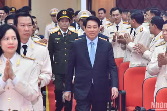 Chủ tịch nước Lương Cường tới thăm, chúc Tết Bộ Tư lệnh Cảnh vệ.