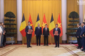 Chủ tịch nước Lương Cường và Nhà Vua Vương quốc Bỉ Philippe chứng kiến Lễ trao văn kiện hợp tác giữa Việt Nam-Bỉ.