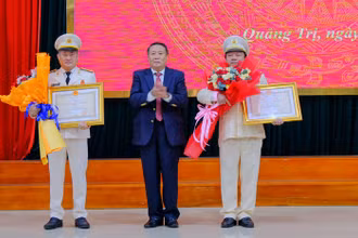 Quyền Chủ tịch Ủy ban nhân dân tỉnh Quảng Trị Hà Sỹ Đồng trao Huân chương Chiến công hạng Ba cho các Phó Giám đốc Công an tỉnh: Đại tá Lê Phi Hùng, Đại tá Nguyễn Viết Ánh.