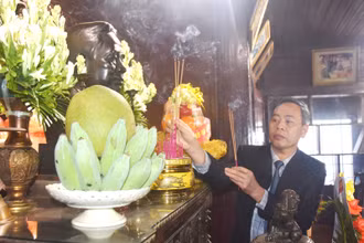 Phó Bí thư Thường trực Tỉnh ủy, Chủ tịch Hội đồng nhân dân tỉnh Quảng Trị tỉnh Nguyễn Đăng Quang dâng hương tưởng nhớ Tổng Bí thư Lê Duẩn. (Ảnh: Q.H)