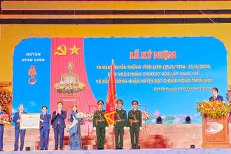 Bí thư Tỉnh ủy Quảng Trị Lê Quang Tùng trao Huân chương Độc lập hạng Nhì và Bằng công nhận huyện đạt chuẩn nông thôn mới cho huyện Vĩnh Linh.