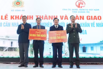 Thứ trưởng Công an Phạm Thế Tùng và Phó Bí thư Thường trực Tỉnh ủy, Chủ tịch Hội đồng nhân dân tỉnh Quảng Trị Nguyễn Đăng Quang trao bảng tượng cho đại điện lãnh đạo huyện Hướng Hóa và Đakrông.