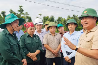 Đồng chí Võ Văn Hưng động viên các hộ dân trên địa bàn xã Gio An, huyện Gio Linh sớm bàn giao mặt bằng, xây dựng nhà cửa ổn định cuộc sống.