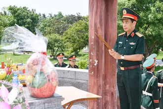 Đại tướng, Bộ trưởng Quốc phòng Phan Văn Giang kính dâng hương tri ân các Anh hùng liệt sĩ tại Di tích quốc gia đặc biệt Thành Cổ Quảng Trị.