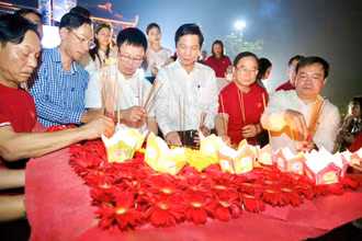 Ban Tổ chức giải dâng hoa đăng cho các Anh hùng liệt sĩ.