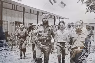 Lãnh tụ Cuba Fidel Castro thăm khu trụ sở Chính phủ Cách mạng lâm thời Cộng hòa miền nam Việt Nam tại huyện Cam Lộ ngày 15/9.