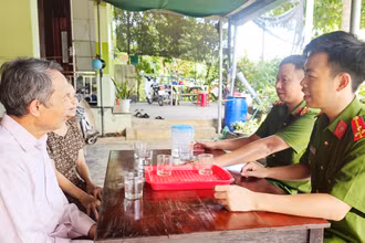 Thượng úy Nguyễn Đăng Thiện cùng đồng đội trao đổi với ông Lê Dục về kết quả mô hình phòng ngừa, giáo dục người chưa thành niên vi phạm pháp luật. 