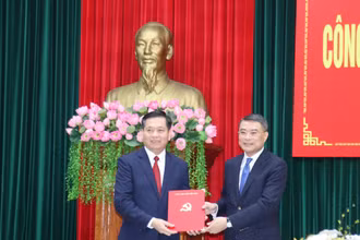 Đồng chí Lê Minh Hưng, Ủy viên Bộ Chính trị, Bí thư Trung ương Đảng, Trưởng Ban Tổ chức Trung ương trao quyết định của Bộ Chính trị và tặng hoa chúc mừng đồng chí Nguyễn Long Hải nhận nhiệm vụ, trọng trách mới.