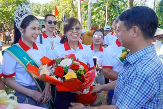Lãnh đạo Ủy ban nhân dân xã Gio An tặng hoa đoàn du khách trong và ngoài nước đến trải nghiệm hệ thống giếng cổ. 