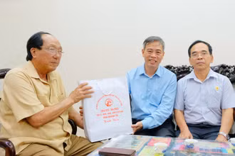 Phó Bí thư Thường trực Tỉnh ủy, Chủ tịch Hội đồng nhân dân tỉnh Nguyễn Đăng Quang thăm, tặng quà Anh hùng Lực lượng vũ trang nhân dân Trương Đức Hai.