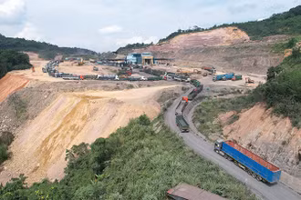 Lưu lượng ô-tô từ các Cửa khẩu quốc tế La Lay, Lao Bảo về nội địa tỉnh Quảng Trị để đi các tỉnh, thành phố khác trên Quốc lộ 9 ngày càng nhiều.
