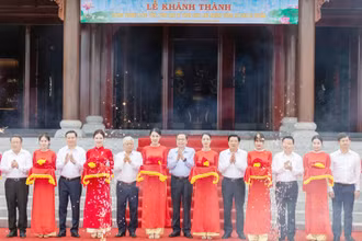 Chủ tịch Quốc hội Trần Thanh Mẫn và các đại biểu cắt băng khánh thành Công trình bảo tồn, tôn tạo Di tích Khu lưu niệm Tổng Bí thư Lê Duẩn.