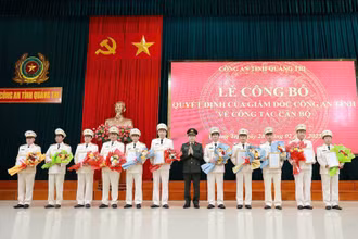 Đại tá Vũ Văn Đấu, Giám đốc Công an tỉnh Quảng Trị trao quyết định cho các trưởng phòng nghiệp vụ.