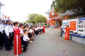 Cán bộ, chiến sĩ Hải quân và các cháu học sinh tham quan triển lãm. (Ảnh: CTV HQ) 