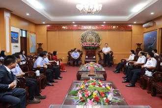 Đại tá Đỗ Minh, Phó Tư lệnh Vùng 4 Hải quân phát biểu cảm ơn hai doanh nghiệp. (Ảnh: CTV)