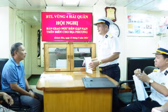 Vùng 4 Hải quân làm thủ tục bàn giao ngư dân Trần Đi cho gia đình và chính quyền địa phương. (Ảnh: Thanh Hoàng)